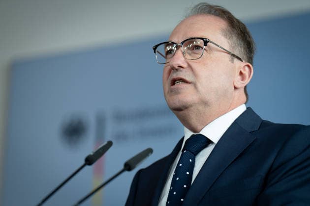 Pressestatement, Bundesinnenminister, Alexander Dobrindt Berlin, Pressestatement, Bundesinnenminister, Alexander Dobrindt, Bundesministerium des Innern Berlin Berlin GER *** Press statement, Federal Minister of the Interior, Alexander Dobrindt Berlin, Press statement, Federal Minister of the Interior, Alexander Dobrindt, Federal Ministry of the Interior Berlin Berlin GER