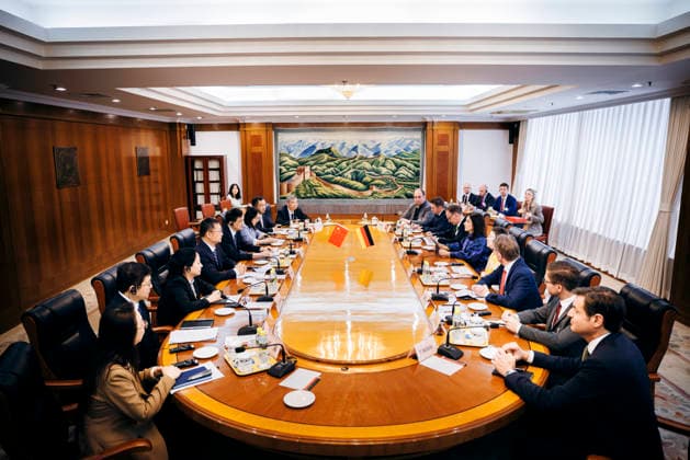 Katherina Reiche (CDU), Bundesministerin fuer Wirtschaft und Energie trifft den Vizeminister ZHOU Haibing zu einem Gespraech in Peking, 27.05.2026. Fotografiert im Auftrag des Bundesministerium fuer Wirtschaft und Energie (BMWE) Peking China *** Katherina Reiche CDU , Federal Minister for Economic Affairs and Energy meets Vice Minister ZHOU Haibing for talks in Beijing, 27 05 2026 Photographed on behalf of the Federal Ministry for Economic Affairs and Energy BMWE Beijing China Copyright: xFelixxZahn BMWEx