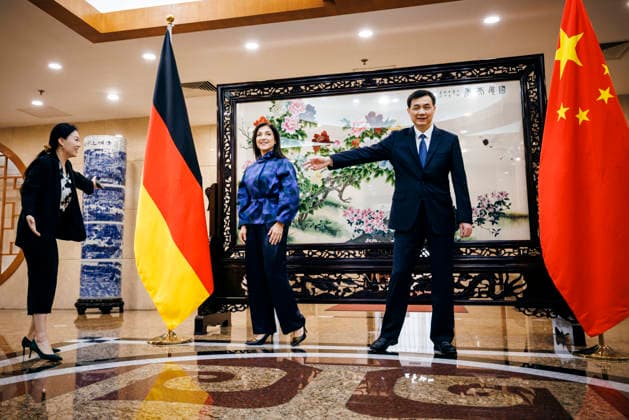 Katherina Reiche (CDU), Bundesministerin fuer Wirtschaft und Energie trifft den Vizeminister ZHOU Haibing zu einem Gespraech in Peking, 27.05.2026. Fotografiert im Auftrag des Bundesministerium fuer Wirtschaft und Energie (BMWE) Peking China *** Katherina Reiche CDU , Federal Minister for Economic Affairs and Energy meets Vice Minister ZHOU Haibing for talks in Beijing, 27 05 2026 Photographed on behalf of the Federal Ministry for Economic Affairs and Energy BMWE Beijing China Copyright: xFelixxZahn BMWEx