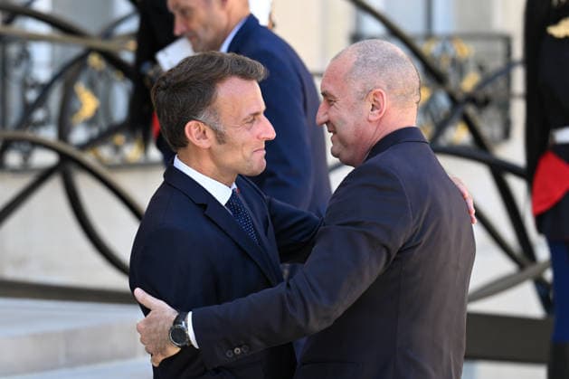 Emmanuel Macron recoit le Premier ministre de la Bulgarie Roumen Radev a lElysee The French President Emmanuel Macron and M Roumen Radev, Prime minister of Bulgaria at the Elysee Palace on Friday, April 17, 2026 456816 2026 05 27 Paris France Macron, Emmanuel  Copyright: xL.Urmanx xStarfacex STAR_456816_009