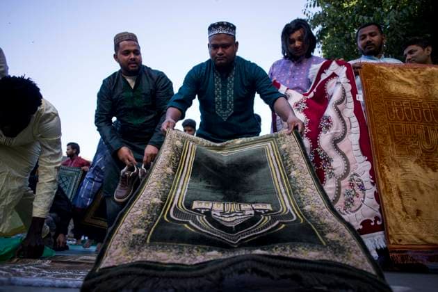 May 27, 2026, Madrid, Madrid, Spain: A group of Muslims of various nationalities pray during the celebration of the Feast of the Sacrifice, Eid al-Adha, in the Casino de la Reina park in the Lavapio s neighborhood. Eid al-Adha is a festival that symbolizes devotion and gratitude to God. Madrid Spain  - ZUMAs296 20260527_znp_s296_003 Copyright: xLuisxSotox