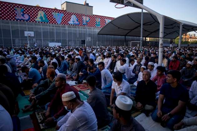 May 27, 2026, Madrid, Madrid, Spain: A group of Muslims of various nationalities pray during the celebration of the Feast of the Sacrifice, Eid al-Adha, in the Casino de la Reina park in the Lavapio s neighborhood. Eid al-Adha is a festival that symbolizes devotion and gratitude to God. Madrid Spain  - ZUMAs296 20260527_znp_s296_004 Copyright: xLuisxSotox