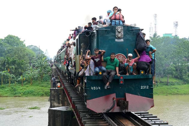 May 27, 2026, Joydevpu, Gazipur, Bangladesh: Ahead of Eid al-Adha, thousands of people are traveling from Joydebpur in Gazipur, Bangladesh, to their village homes by riding on the roofs of overcrowded trains, risking their lives. A large number of the passengers are low-income garment workers who choose this dangerous journey because of the affordable fare. Joydevpu Bangladesh - ZUMAk174 20260527_zip_k174_004 Copyright: xSyedxMahabubulxKaderx