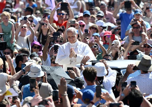 Pope Leo XIV Leads The General Audience - Vatican Pope Leo XIV attends the weekly general audience in Saint Peter’s square, Vatican on May 27, 2026. Photo by Eric Vandeville ABACAPRESS.COM Rome Vatican (or Holy See)  Copyright: xABACAx