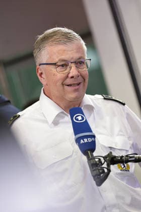 Neues Resilienzlabor im Innovation Hub RESILIA eröffnet, Eröffnung des Resilienzlabors RESILIA Berlin durch Forschungsministerin Dorothee Bär, Generalleutnant AndrÃ Bodemann, den Regierenden Bürgermeister Kai Wegner und Landesbranddirektor Prof. Dr. Karsten Homrighausen. Mit der Eröffnung des ersten Resilienzlabors im Innovation Hub RESILIA in Berlin wird ein Meilenstein für die gesamtgesellschaftliche Resilienz gesetzt. Durch Gamification, Real-Experimente und Schlüsseltechnologien wie KI-Zwillinge trainieren zivile und militärische Akteure gemeinsam mit der Bevölkerung den Ernstfall für eine krisenfeste Zukunft. Berlin Berlin Deutschland *** New resilience laboratory opened at the RESILIA Innovation Hub, Opening of the RESILIA