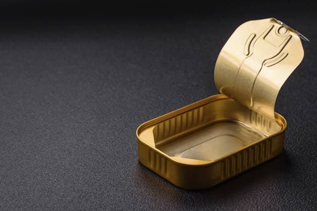 Food, Geöffnete rechteckige Konservendose aus Zinn oder Aluminium mit einem Schlüssel auf dunklem Betonhintergrund Food, Tin or aluminum opened rectangular can of canned food with a key on a dark concrete background Copyright: imageBROKER TetianaxChernykova ibxiqx17781619.jpg
