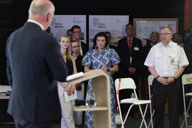 Neues Resilienzlabor im Innovation Hub RESILIA eröffnet, Eröffnung des Resilienzlabors RESILIA Berlin durch Forschungsministerin Dorothee Bär, Generalleutnant AndrÃ Bodemann, den Regierenden Bürgermeister Kai Wegner und Landesbranddirektor Prof. Dr. Karsten Homrighausen. Mit der Eröffnung des ersten Resilienzlabors im Innovation Hub RESILIA in Berlin wird ein Meilenstein für die gesamtgesellschaftliche Resilienz gesetzt. Durch Gamification, Real-Experimente und Schlüsseltechnologien wie KI-Zwillinge trainieren zivile und militärische Akteure gemeinsam mit der Bevölkerung den Ernstfall für eine krisenfeste Zukunft. Berlin Berlin Deutschland *** New resilience laboratory opened at the RESILIA Innovation Hub, Opening of the RESILIA