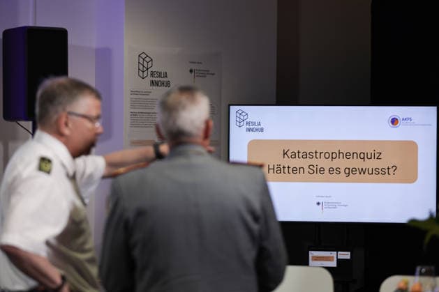 Neues Resilienzlabor im Innovation Hub RESILIA eröffnet, Eröffnung des Resilienzlabors RESILIA Berlin durch Forschungsministerin Dorothee Bär, Generalleutnant AndrÃ Bodemann, den Regierenden Bürgermeister Kai Wegner und Landesbranddirektor Prof. Dr. Karsten Homrighausen. Mit der Eröffnung des ersten Resilienzlabors im Innovation Hub RESILIA in Berlin wird ein Meilenstein für die gesamtgesellschaftliche Resilienz gesetzt. Durch Gamification, Real-Experimente und Schlüsseltechnologien wie KI-Zwillinge trainieren zivile und militärische Akteure gemeinsam mit der Bevölkerung den Ernstfall für eine krisenfeste Zukunft. Berlin Berlin Deutschland *** New resilience laboratory opened at the RESILIA Innovation Hub, Opening of the RESILIA