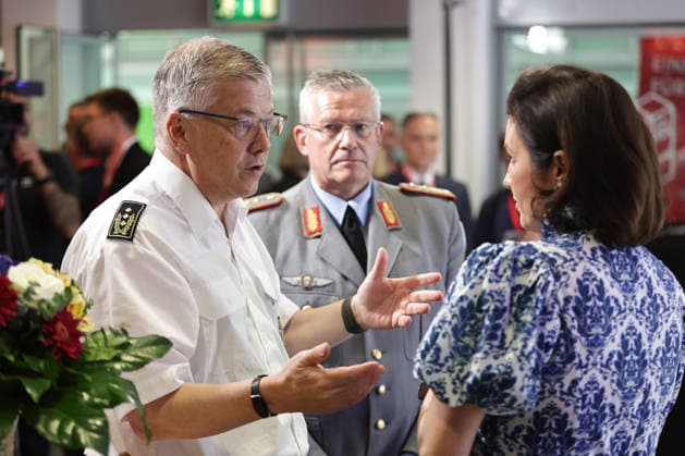 Neues Resilienzlabor im Innovation Hub RESILIA eröffnet, Eröffnung des Resilienzlabors RESILIA Berlin durch Forschungsministerin Dorothee Bär, Generalleutnant AndrÃ Bodemann, den Regierenden Bürgermeister Kai Wegner und Landesbranddirektor Prof. Dr. Karsten Homrighausen. Mit der Eröffnung des ersten Resilienzlabors im Innovation Hub RESILIA in Berlin wird ein Meilenstein für die gesamtgesellschaftliche Resilienz gesetzt. Durch Gamification, Real-Experimente und Schlüsseltechnologien wie KI-Zwillinge trainieren zivile und militärische Akteure gemeinsam mit der Bevölkerung den Ernstfall für eine krisenfeste Zukunft. Berlin Berlin Deutschland *** New resilience laboratory opened at the RESILIA Innovation Hub, Opening of the RESILIA