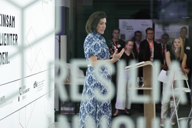 Neues Resilienzlabor im Innovation Hub RESILIA eröffnet, Eröffnung des Resilienzlabors RESILIA Berlin durch Forschungsministerin Dorothee Bär, Generalleutnant AndrÃ Bodemann, den Regierenden Bürgermeister Kai Wegner und Landesbranddirektor Prof. Dr. Karsten Homrighausen. Mit der Eröffnung des ersten Resilienzlabors im Innovation Hub RESILIA in Berlin wird ein Meilenstein für die gesamtgesellschaftliche Resilienz gesetzt. Durch Gamification, Real-Experimente und Schlüsseltechnologien wie KI-Zwillinge trainieren zivile und militärische Akteure gemeinsam mit der Bevölkerung den Ernstfall für eine krisenfeste Zukunft. Berlin Berlin Deutschland *** New resilience laboratory opened at the RESILIA Innovation Hub, Opening of the RESILIA