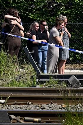 People mourn and lay flowers at the spot of Tuesday s tragic train accident in Buggenhout, on Wednesday 27 May 2026. The accident happened around 8:15 am. Four people have been killed, the driver, two children and their supervisor. According to initial reports, the level crossing was closed at the time of the accident.  DIRKxWAEM 175161861