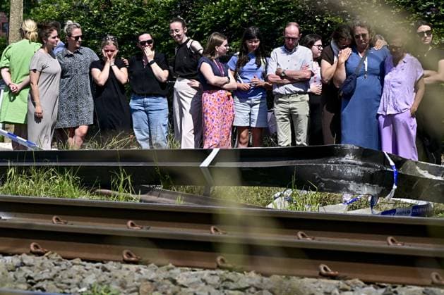 People mourn and lay flowers at the spot of Tuesday s tragic train accident in Buggenhout, on Wednesday 27 May 2026. The accident happened around 8:15 am. Four people have been killed, the driver, two children and their supervisor. According to initial reports, the level crossing was closed at the time of the accident.  DIRKxWAEM 175161871