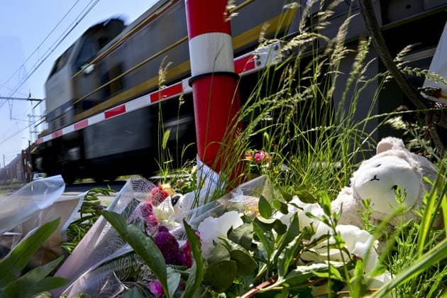 People mourn and lay flowers at the spot of Tuesday s tragic train accident in Buggenhout, on Wednesday 27 May 2026. The accident happened around 8:15 am. Four people have been killed, the driver, two children and their supervisor. According to initial reports, the level crossing was closed at the time of the accident.  DIRKxWAEM 175162147