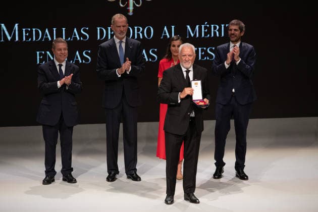 Their Majesties King Felipe and Queen Letizia, the President of Castilla La Mancha, Emiliano García Page, and the Minister of Culture, Ernest Urtasun, with the musical representative José Emilio Navarro Vina Berry during the official award ceremony and the subsequent family photo with all the winners, inside the Catedral Primada de Santa María, on May 27th, 2026, in Toledo, Castilla La Mancha Spain Their Majesties the King and Queen of Spain lead this solemn institutional ceremony to recognize the career, creativity and contribution of the honorees to the enrichment of the artistic, cultural and musical heritage of the country 27 MAY 2026 Juanma Jimé Toledo, Castilla La Mancha Toledo, Castilla La Mancha Spain  Copyright: xJuanmaxJimÃ nezx 7554026