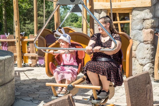 Eröffnung des neuen Themenbereichs Idefix Abenteuerland im Freizeitpark Belantis bei Leipzig. Der familienorientierte Erlebnisbereich rund um die bekannten Asterix-Figuren ist Teil der geplanten Weiterentwicklung des Parks zum zukünftigen Asterix-Park Deutschland. Eröffnung Idefix Abenteuerland *** Opening of the new Idefix Adventureland themed area at the Belantis theme park near Leipzig The family-oriented adventure area based around the well-known Asterix characters is part of the planned further development of the park into the future Asterix Park Germany Opening of Idefix Adventureland