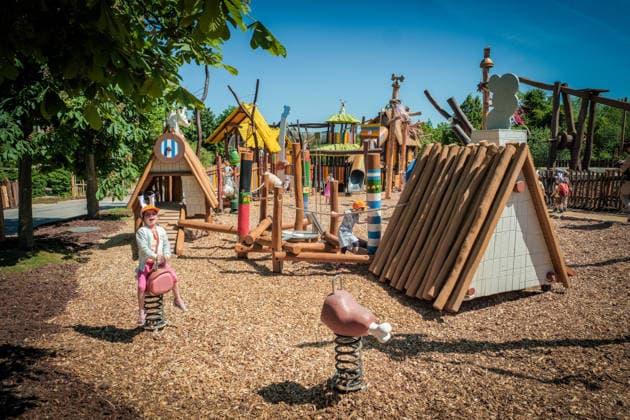 Eröffnung des neuen Themenbereichs Idefix Abenteuerland im Freizeitpark Belantis bei Leipzig. Der familienorientierte Erlebnisbereich rund um die bekannten Asterix-Figuren ist Teil der geplanten Weiterentwicklung des Parks zum zukünftigen Asterix-Park Deutschland. Eröffnung Idefix Abenteuerland *** Opening of the new Idefix Adventureland themed area at the Belantis theme park near Leipzig The family-oriented adventure area based around the well-known Asterix characters is part of the planned further development of the park into the future Asterix Park Germany Opening of Idefix Adventureland