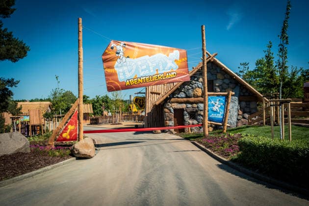 Eröffnung des neuen Themenbereichs Idefix Abenteuerland im Freizeitpark Belantis bei Leipzig. Der familienorientierte Erlebnisbereich rund um die bekannten Asterix-Figuren ist Teil der geplanten Weiterentwicklung des Parks zum zukünftigen Asterix-Park Deutschland. Eröffnung Idefix Abenteuerland *** Opening of the new Idefix Adventureland themed area at the Belantis theme park near Leipzig The family-oriented adventure area based around the well-known Asterix characters is part of the planned further development of the park into the future Asterix Park Germany Opening of Idefix Adventureland