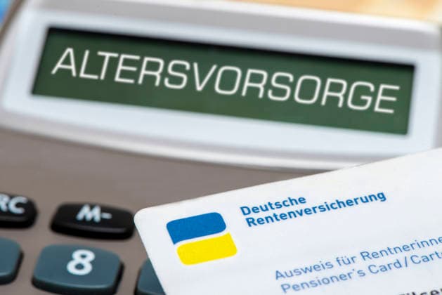 Altersvorsorge im Sozialsystem Das Display von einem Taschenrechner ist beschriftet mit der Digitalanzeige Altersvorsorge als Symbolbild für die Pflicht zur Vorsorge im Sozialsystem - digital bearbeitet -NUR FÜR REDAKTIONELLE VERWENDUNG - *** Retirement provision in the social security system The display of a pocket calculator is labeled with the digital display retirement provision as a symbolic image for the obligation to make provision in the social security system digitally processed FOR EDITORIAL USE ONLY