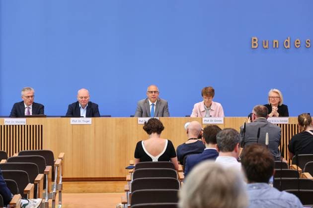 Berlin, Deutschland, 27.05.2026: Bundespressekonferenz: Vorstellung des Frühjahrsgutachten 2026 - Sachverständigenrat zur Begutachtung der gesamtwirtschaftlichen Entwicklung: L-R: Martin Werding, Achim Truger, Gabriel Felbermayr, Veronika Grimm, Monika Schnitzer *** Berlin, Germany, 27 05 2026 Federal Press Conference Presentation of the Spring Report 2026 German Council of Economic Experts L R Martin Werding, Achim Truger, Gabriel Felbermayr, Veronika Grimm, Monika Schnitzer Copyright: xdtsxNachrichtenagenturx dts_120823