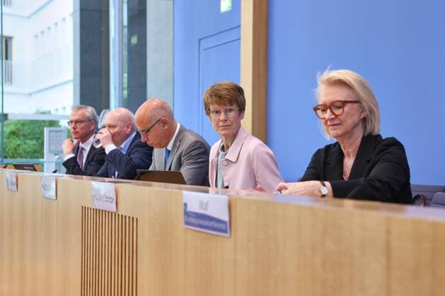 Berlin, Deutschland, 27.05.2026: Bundespressekonferenz: Vorstellung des Frühjahrsgutachten 2026 - Sachverständigenrat zur Begutachtung der gesamtwirtschaftlichen Entwicklung: L-R: Martin Werding, Achim Truger, Gabriel Felbermayr, Veronika Grimm, Monika Schnitzer *** Berlin, Germany, 27 05 2026 Federal Press Conference Presentation of the Spring Report 2026 German Council of Economic Experts L R Martin Werding, Achim Truger, Gabriel Felbermayr, Veronika Grimm, Monika Schnitzer Copyright: xdtsxNachrichtenagenturx dts_120833