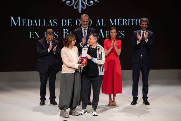 King Felipe and Queen Letizia, the President of Castilla La Mancha, Emiliano García Page, and the Minister of Culture, Ernest Urtasun, with the artistic collective Cabello Carceller Helena Cabello and Ana Carceller during the official ceremony for the presentation of the awards and the subsequent family photo with all the winners, inside the Catedral Primada de Santa María, on May 27th, 2026, in Toledo, Castilla La Mancha Spain Their Majesties the King and Queen of Spain lead this solemn institutional ceremony to recognize the trajectory, creativity and contribution of the honorees to the enrichment of the artistic, cultural and musical heritage of the country 27 MAY 2026 Juanma Jimé Toledo, Castilla La Mancha Toledo, Castilla La Mancha Sp  Copyright: xJuanmaxJimÃ nezx 7554146