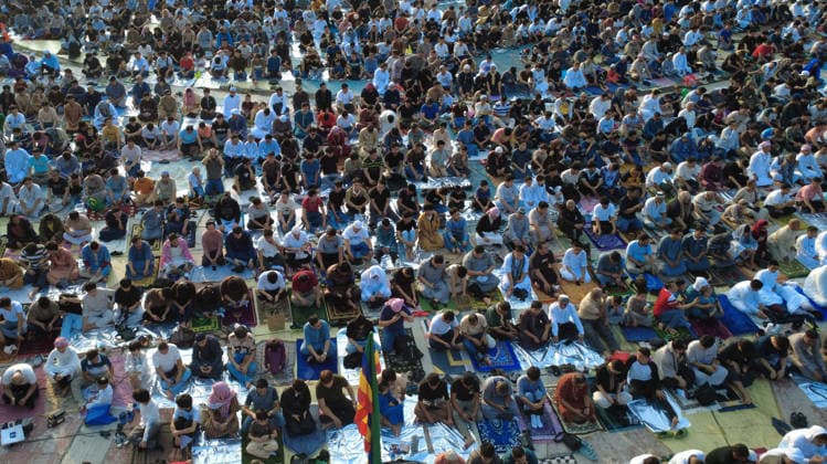 Philippines: Thousands Gather in Quezon City for Eid’l Adha Celebration Thousands of Muslim devotees gather at the Quezon Memorial Circle in Quezon City, to celebrate Eid’l Adha, or the Feast of Sacrifice, one of Islam’s holiest observances marked by prayers, reflection, and communal gatherings. - Philippines Copyright: EddxCastro