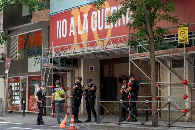 Spanish police enter Socialist Party headquarters in funding probe MADRID, SPAIN - MAY 27: Spanish police entered the headquarters of the ruling Socialist Party (PSOE) amid ongoing corruption scandals involving senior party members and government officials in Madrid, Spain, on May 27, 2026. Diego Radames Anadolu Madrid Spain. Editorial use only. Please get in touch for any other usage.  Copyright: x2026xAnadoluxDiegoxRadamesx