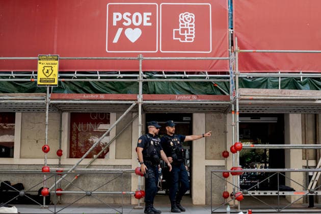 Spanish police enter Socialist Party headquarters in funding probe MADRID, SPAIN - MAY 27: Spanish police entered the headquarters of the ruling Socialist Party (PSOE) amid ongoing corruption scandals involving senior party members and government officials in Madrid, Spain, on May 27, 2026. Diego Radames Anadolu Madrid Spain. Editorial use only. Please get in touch for any other usage.  Copyright: x2026xAnadoluxDiegoxRadamesx