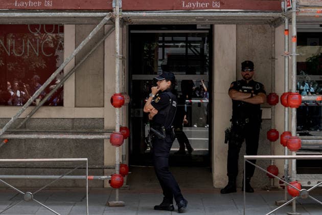 Spanish police enter Socialist Party headquarters in funding probe MADRID, SPAIN - MAY 27: Spanish police entered the headquarters of the ruling Socialist Party (PSOE) amid ongoing corruption scandals involving senior party members and government officials in Madrid, Spain, on May 27, 2026. Diego Radames Anadolu Madrid Spain. Editorial use only. Please get in touch for any other usage.  Copyright: x2026xAnadoluxDiegoxRadamesx