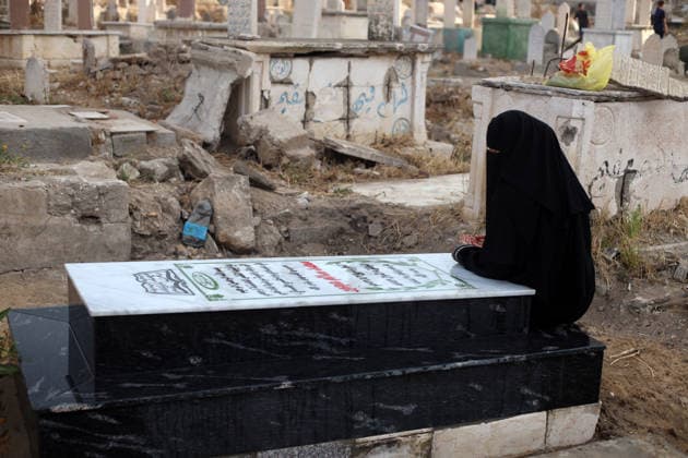 Palestinian Muslims Attend The Eid Al-Adha Prayer, In Gaza City A Palestinian woman visits the grave of a relative in a makeshift cemetery in the eastern al-Tuffah neighbourhood of Gaza City, on the first day of the Muslim holiday of Eid al-Adha, marking the end of the hajj pilgrimage to Mecca, on May 27, 2026. The relative was killed in the ongoing conflict between Israel and the Hamas movement. Gaza Palestine  Copyright: xMajdixFathix originalFilename: fathi-notitle260527_nph7K.jpg