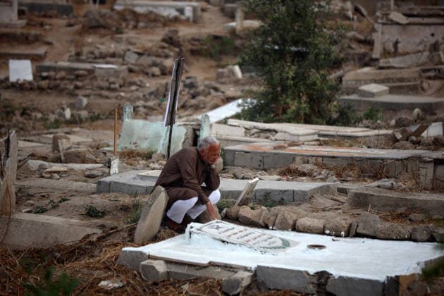 Palestinian Muslims Attend The Eid Al-Adha Prayer, In Gaza City A Palestinian man visits the grave of a relative in a makeshift cemetery in the eastern al-Tuffah neighborhood of Gaza City, on the first day of the Muslim holiday of Eid al-Adha, marking the end of the hajj pilgrimage to Mecca, on May 27, 2026. The relative was killed in the ongoing conflict between Israel and the Hamas movement. Gaza Palestine  Copyright: xMajdixFathix originalFilename: fathi-notitle260527_npxXi.jpg