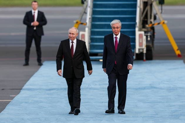 KAZAKHSTAN, ASTANA - MAY 27, 2026: Russia s President Putin (L) and Kazakhstan s President Kassym-Jomart Tokayev are seen during a ceremony marking Putin s arrival at Nursultan Nazarbayev International Airport. The Russian president arrived in Kazakhstan on a state visit Astana Kazakhstan  - ZUMAt113 20260527_zaa_t113_422 Copyright: xAlexanderxShcherbakx