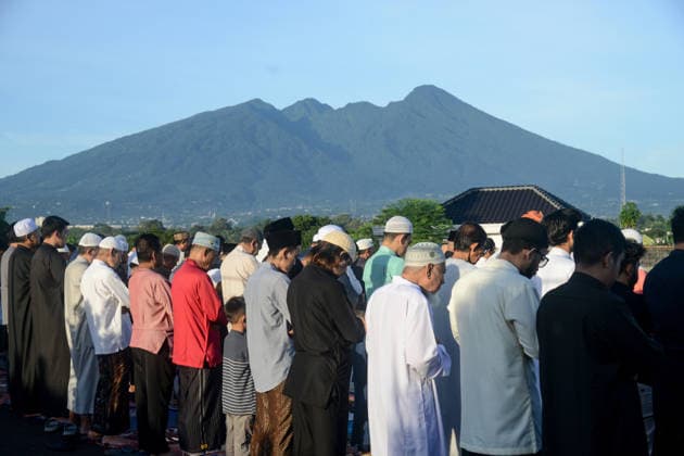 May 27, 2026, Bogor, West Java, Indonesia: Muslim offering prayers for Eid al-Adha, or Feast of Sacrifice in Bogor, West Java, Indonesia, on May 27, 2026. Eid al-Adha is the holiest of the two Muslim holidays celebrated each year. It marks the yearly Muslim pilgrimage (Hajj) to visit Mecca in Saudi Arabia, the holiest place in Islam. Muslims slaughter a sacrificial animal in memory of a biblical story about the prophet Abraham s readiness to sacrifice his own son after a command from god in a dream. After an animal has been sacrificed, the meat is usually split into three parts; one for the family, one for friends and relatives, and one for the poor and needy. Bogor Indonesia - ZUMAa216 20260527_zip_a216_005 Copyright: xAdrianaxAdiex