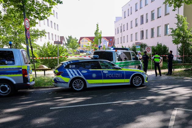 Aktuell Polizeieinsatz in Aschaffenburger Bavariastraße: SEK mit Hubschrauber gelandet Seit 15:30 Uhr läuft in Aschaffenburg im Bereich Bavariastraße und Mitscherlichweg ein Polizeieinsatz mit dem Spezialeinsatzkommando. Die Hintergründe sind noch unklar und was genau passiert ist, weiß man nicht. Gegen 16:30 Uhr landete das Spezialeinsatzkommando der Polizei mit einem Hubschrauber vor Ort. Laut Polizei besteht für Außenstehende keine Gefahr. Es kann jedoch zu Verkehrsbehinderungen in dem Bereich kommen. Aschaffenburg Bayern Deutschland *** News Police operation in Bavariastrasse in Aschaffenburg SEK landed with helicopter A police operation with the special task force has been underway in the Bavariastrasse and Mitscherlichweg area