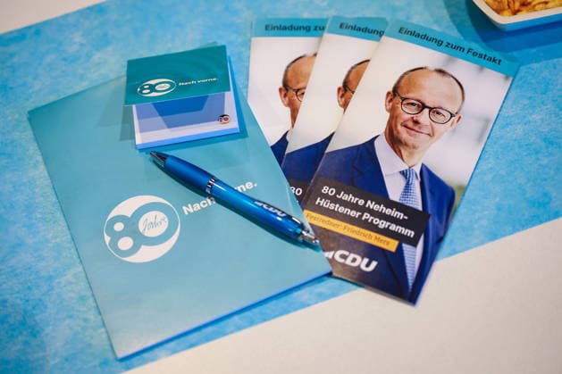 27.05.2026, Politik, Flyer Bundeskanzler Friedrich Merz (CDU) zu Gast als Festredner beim Festakt in der Schützenhalle Hüsten bei Arnsberg. 80 Jahre Neheim-Hüstener Programm. Nordrhein-Westfalen Deutschland *** 27 05 2026, Politics, Flyer Federal Chancellor Friedrich Merz CDU as guest speaker at the ceremony in the Schützenhalle Hüsten near Arnsberg 80 years of Neheim Hüstener program North Rhine-Westphalia Germany
