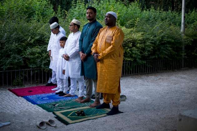 Eid al-Adha in Madrid, Spain - 27 May 2026 Members of the Muslim community, pray during the celebration of the Feast of the Sacrifice, Eid al-Adha, in the Casino de la Reina park in the Lavapiés neighborhood. Eid al-Adha is a festival that symbolizes devotion and gratitude to God. Eid al-Adha is a festival that symbolizes devotion and gratitude to God (Allah). Madrid Spain Copyright: xLuisxSotox xSOPAxImagesx LSOTOEID01