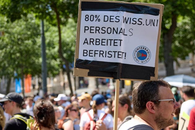 - Wien 27.05.2026 - Studentendemionstration - Studierendenvertretungen, Gewerkschaften und Beschäftigte protestieren am Mittwoch vor der Universität Wien gegen die geplanten Kürzungen der Hochschulbudgets. Die Demonstration richtet sich gegen befürchtete Einsparungen bei Forschung, Lehre und Personal sowie gegen mögliche negative Auswirkungen auf den Wissenschaftsstandort Österreich. Zu den Unterstützern zählen unter anderem die Universitätenkonferenz (uniko), die Österreichische Hochschülerschaft (ÖH) sowie zahlreiche Hochschulangehörige und Interessenvertretungen. Universities, student representatives, trade unions and university employees protested on Wednesday in front of the University of Vienna against planned cuts to university 