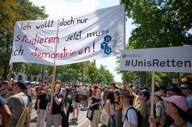 - Wien 27.05.2026 - Studentendemionstration - Studierendenvertretungen, Gewerkschaften und Beschäftigte protestieren am Mittwoch vor der Universität Wien gegen die geplanten Kürzungen der Hochschulbudgets. Die Demonstration richtet sich gegen befürchtete Einsparungen bei Forschung, Lehre und Personal sowie gegen mögliche negative Auswirkungen auf den Wissenschaftsstandort Österreich. Zu den Unterstützern zählen unter anderem die Universitätenkonferenz (uniko), die Österreichische Hochschülerschaft (ÖH) sowie zahlreiche Hochschulangehörige und Interessenvertretungen. Universities, student representatives, trade unions and university employees protested on Wednesday in front of the University of Vienna against planned cuts to university 
