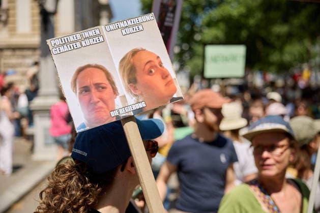 - Wien 27.05.2026 - Studentendemionstration - Studierendenvertretungen, Gewerkschaften und Beschäftigte protestieren am Mittwoch vor der Universität Wien gegen die geplanten Kürzungen der Hochschulbudgets. Die Demonstration richtet sich gegen befürchtete Einsparungen bei Forschung, Lehre und Personal sowie gegen mögliche negative Auswirkungen auf den Wissenschaftsstandort Österreich. Zu den Unterstützern zählen unter anderem die Universitätenkonferenz (uniko), die Österreichische Hochschülerschaft (ÖH) sowie zahlreiche Hochschulangehörige und Interessenvertretungen. Universities, student representatives, trade unions and university employees protested on Wednesday in front of the University of Vienna against planned cuts to university 