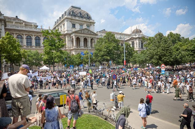- Wien 27.05.2026 - Studentendemionstration - Studierendenvertretungen, Gewerkschaften und Beschäftigte protestieren am Mittwoch vor der Universität Wien gegen die geplanten Kürzungen der Hochschulbudgets. Die Demonstration richtet sich gegen befürchtete Einsparungen bei Forschung, Lehre und Personal sowie gegen mögliche negative Auswirkungen auf den Wissenschaftsstandort Österreich. Zu den Unterstützern zählen unter anderem die Universitätenkonferenz (uniko), die Österreichische Hochschülerschaft (ÖH) sowie zahlreiche Hochschulangehörige und Interessenvertretungen. Universities, student representatives, trade unions and university employees protested on Wednesday in front of the University of Vienna against planned cuts to university 