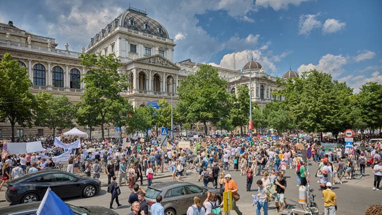 - Wien 27.05.2026 - Studentendemionstration - Studierendenvertretungen, Gewerkschaften und Beschäftigte protestieren am Mittwoch vor der Universität Wien gegen die geplanten Kürzungen der Hochschulbudgets. Die Demonstration richtet sich gegen befürchtete Einsparungen bei Forschung, Lehre und Personal sowie gegen mögliche negative Auswirkungen auf den Wissenschaftsstandort Österreich. Zu den Unterstützern zählen unter anderem die Universitätenkonferenz (uniko), die Österreichische Hochschülerschaft (ÖH) sowie zahlreiche Hochschulangehörige und Interessenvertretungen. Universities, student representatives, trade unions and university employees protested on Wednesday in front of the University of Vienna against planned cuts to university 
