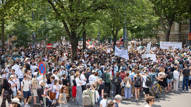 - Wien 27.05.2026 - Studentendemionstration - Studierendenvertretungen, Gewerkschaften und Beschäftigte protestieren am Mittwoch vor der Universität Wien gegen die geplanten Kürzungen der Hochschulbudgets. Die Demonstration richtet sich gegen befürchtete Einsparungen bei Forschung, Lehre und Personal sowie gegen mögliche negative Auswirkungen auf den Wissenschaftsstandort Österreich. Zu den Unterstützern zählen unter anderem die Universitätenkonferenz (uniko), die Österreichische Hochschülerschaft (ÖH) sowie zahlreiche Hochschulangehörige und Interessenvertretungen. Universities, student representatives, trade unions and university employees protested on Wednesday in front of the University of Vienna against planned cuts to university 