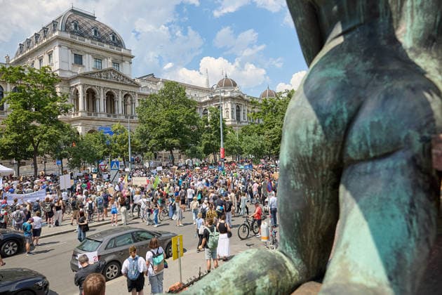 - Wien 27.05.2026 - Studentendemionstration - Studierendenvertretungen, Gewerkschaften und Beschäftigte protestieren am Mittwoch vor der Universität Wien gegen die geplanten Kürzungen der Hochschulbudgets. Die Demonstration richtet sich gegen befürchtete Einsparungen bei Forschung, Lehre und Personal sowie gegen mögliche negative Auswirkungen auf den Wissenschaftsstandort Österreich. Zu den Unterstützern zählen unter anderem die Universitätenkonferenz (uniko), die Österreichische Hochschülerschaft (ÖH) sowie zahlreiche Hochschulangehörige und Interessenvertretungen. Universities, student representatives, trade unions and university employees protested on Wednesday in front of the University of Vienna against planned cuts to university 