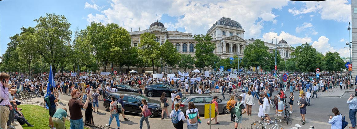 - Wien 27.05.2026 - Studentendemionstration - Studierendenvertretungen, Gewerkschaften und Beschäftigte protestieren am Mittwoch vor der Universität Wien gegen die geplanten Kürzungen der Hochschulbudgets. Die Demonstration richtet sich gegen befürchtete Einsparungen bei Forschung, Lehre und Personal sowie gegen mögliche negative Auswirkungen auf den Wissenschaftsstandort Österreich. Zu den Unterstützern zählen unter anderem die Universitätenkonferenz (uniko), die Österreichische Hochschülerschaft (ÖH) sowie zahlreiche Hochschulangehörige und Interessenvertretungen. Universities, student representatives, trade unions and university employees protested on Wednesday in front of the University of Vienna against planned cuts to university 