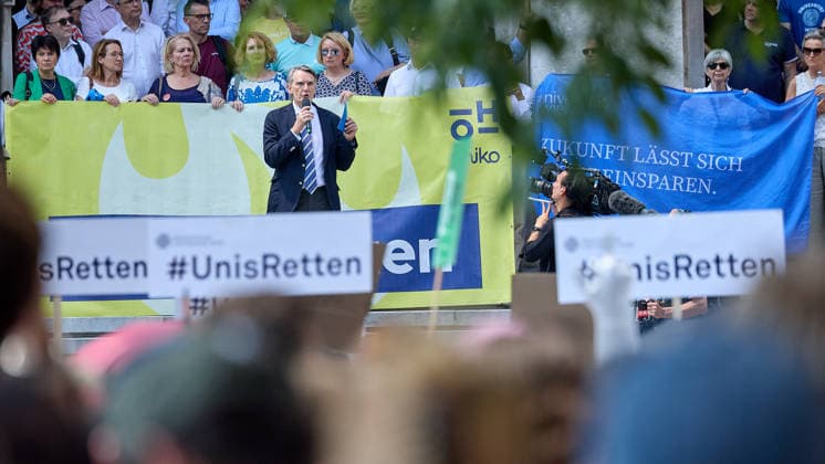 - Wien 27.05.2026 - Studentendemionstration - Studierendenvertretungen, Gewerkschaften und Beschäftigte protestieren am Mittwoch vor der Universität Wien gegen die geplanten Kürzungen der Hochschulbudgets. Die Demonstration richtet sich gegen befürchtete Einsparungen bei Forschung, Lehre und Personal sowie gegen mögliche negative Auswirkungen auf den Wissenschaftsstandort Österreich. Zu den Unterstützern zählen unter anderem die Universitätenkonferenz (uniko), die Österreichische Hochschülerschaft (ÖH) sowie zahlreiche Hochschulangehörige und Interessenvertretungen. Universities, student representatives, trade unions and university employees protested on Wednesday in front of the University of Vienna against planned cuts to university 