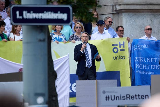 - Wien 27.05.2026 - Studentendemionstration - Studierendenvertretungen, Gewerkschaften und Beschäftigte protestieren am Mittwoch vor der Universität Wien gegen die geplanten Kürzungen der Hochschulbudgets. Die Demonstration richtet sich gegen befürchtete Einsparungen bei Forschung, Lehre und Personal sowie gegen mögliche negative Auswirkungen auf den Wissenschaftsstandort Österreich. Zu den Unterstützern zählen unter anderem die Universitätenkonferenz (uniko), die Österreichische Hochschülerschaft (ÖH) sowie zahlreiche Hochschulangehörige und Interessenvertretungen. Universities, student representatives, trade unions and university employees protested on Wednesday in front of the University of Vienna against planned cuts to university 
