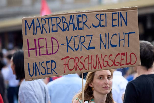 - Wien 27.05.2026 - Studentendemionstration - Studierendenvertretungen, Gewerkschaften und Beschäftigte protestieren am Mittwoch vor der Universität Wien gegen die geplanten Kürzungen der Hochschulbudgets. Die Demonstration richtet sich gegen befürchtete Einsparungen bei Forschung, Lehre und Personal sowie gegen mögliche negative Auswirkungen auf den Wissenschaftsstandort Österreich. Zu den Unterstützern zählen unter anderem die Universitätenkonferenz (uniko), die Österreichische Hochschülerschaft (ÖH) sowie zahlreiche Hochschulangehörige und Interessenvertretungen. Universities, student representatives, trade unions and university employees protested on Wednesday in front of the University of Vienna against planned cuts to university 