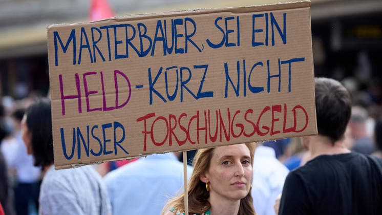 - Wien 27.05.2026 - Studentendemionstration - Studierendenvertretungen, Gewerkschaften und Beschäftigte protestieren am Mittwoch vor der Universität Wien gegen die geplanten Kürzungen der Hochschulbudgets. Die Demonstration richtet sich gegen befürchtete Einsparungen bei Forschung, Lehre und Personal sowie gegen mögliche negative Auswirkungen auf den Wissenschaftsstandort Österreich. Zu den Unterstützern zählen unter anderem die Universitätenkonferenz (uniko), die Österreichische Hochschülerschaft (ÖH) sowie zahlreiche Hochschulangehörige und Interessenvertretungen. Universities, student representatives, trade unions and university employees protested on Wednesday in front of the University of Vienna against planned cuts to university 