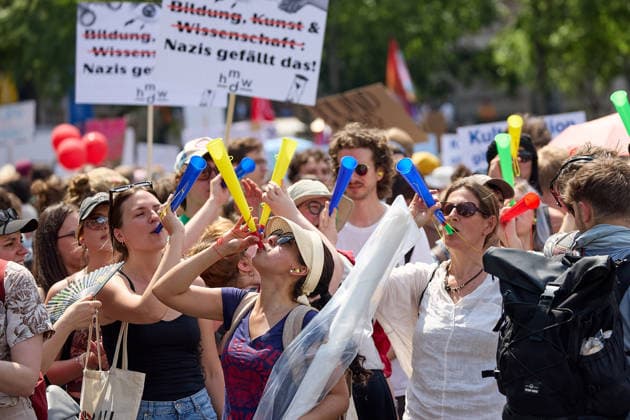 - Wien 27.05.2026 - Studentendemionstration - Studierendenvertretungen, Gewerkschaften und Beschäftigte protestieren am Mittwoch vor der Universität Wien gegen die geplanten Kürzungen der Hochschulbudgets. Die Demonstration richtet sich gegen befürchtete Einsparungen bei Forschung, Lehre und Personal sowie gegen mögliche negative Auswirkungen auf den Wissenschaftsstandort Österreich. Zu den Unterstützern zählen unter anderem die Universitätenkonferenz (uniko), die Österreichische Hochschülerschaft (ÖH) sowie zahlreiche Hochschulangehörige und Interessenvertretungen. Universities, student representatives, trade unions and university employees protested on Wednesday in front of the University of Vienna against planned cuts to university 