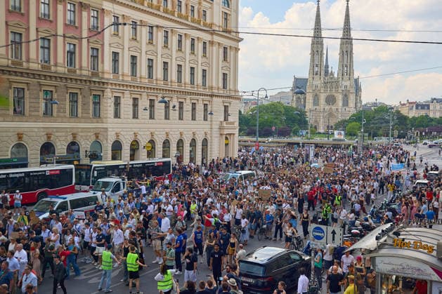 - Wien 27.05.2026 - Studentendemionstration - Studierendenvertretungen, Gewerkschaften und Beschäftigte protestieren am Mittwoch vor der Universität Wien gegen die geplanten Kürzungen der Hochschulbudgets. Die Demonstration richtet sich gegen befürchtete Einsparungen bei Forschung, Lehre und Personal sowie gegen mögliche negative Auswirkungen auf den Wissenschaftsstandort Österreich. Zu den Unterstützern zählen unter anderem die Universitätenkonferenz (uniko), die Österreichische Hochschülerschaft (ÖH) sowie zahlreiche Hochschulangehörige und Interessenvertretungen. Universities, student representatives, trade unions and university employees protested on Wednesday in front of the University of Vienna against planned cuts to university 